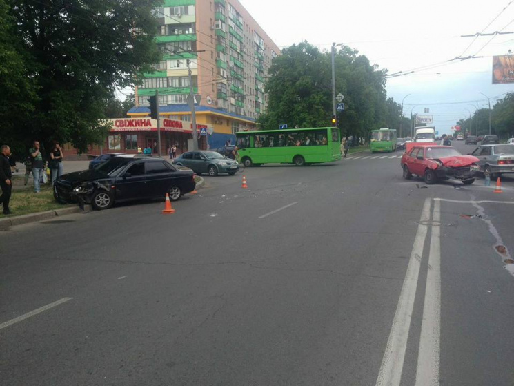 В Харькове после ДТП вспыхнул автомобиль…