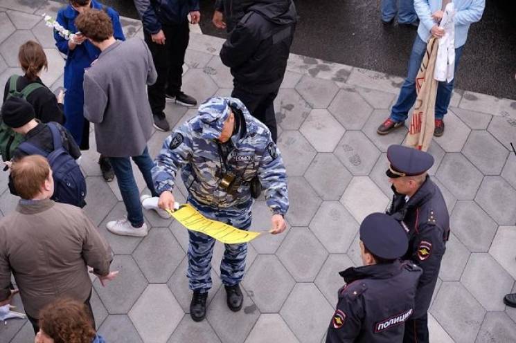 На Росії скрутили 25 людей з плакатами п…