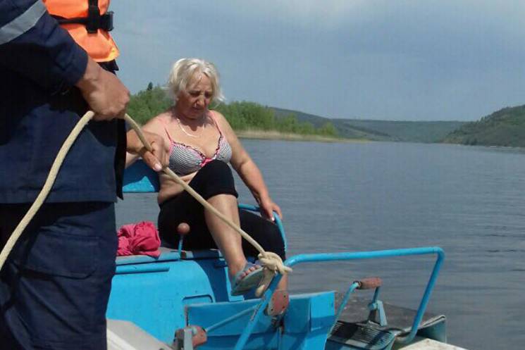 На Дністрі водолази врятували жінку, що…