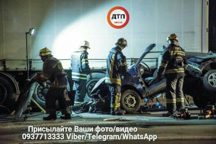 В Киеве VW влетел под прицеп фуры: есть погибшие