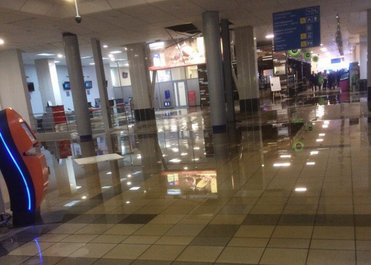 На России аэропорт залило фекалиями (ФОТ…