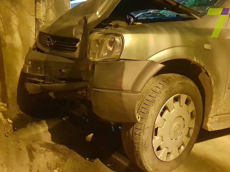 В Одесі автівка врізалась в дерево: Є тр…