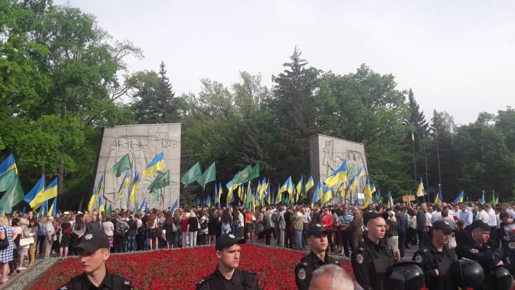 В Харькове День победы проходит под усил…