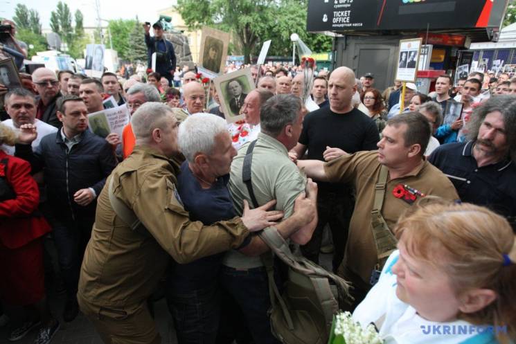 У Києві на параді молодик ударив пенсіон…