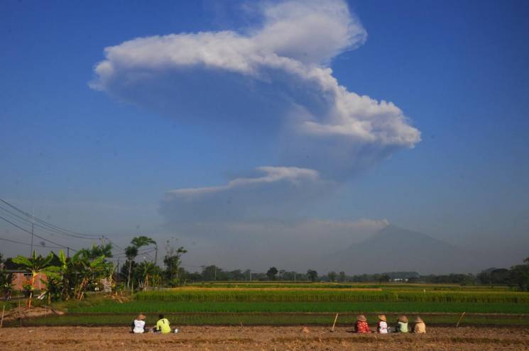 В Індонезії здригається земля від виверж…