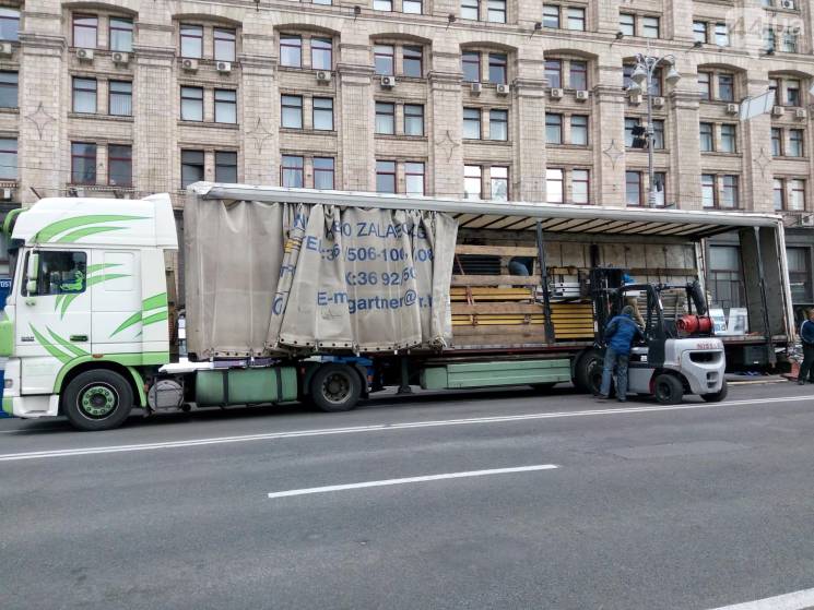 Як на Хрещатику монтують головну фан-зону Ліги чемпіонів (ФОТОРЕПОРТАЖ)