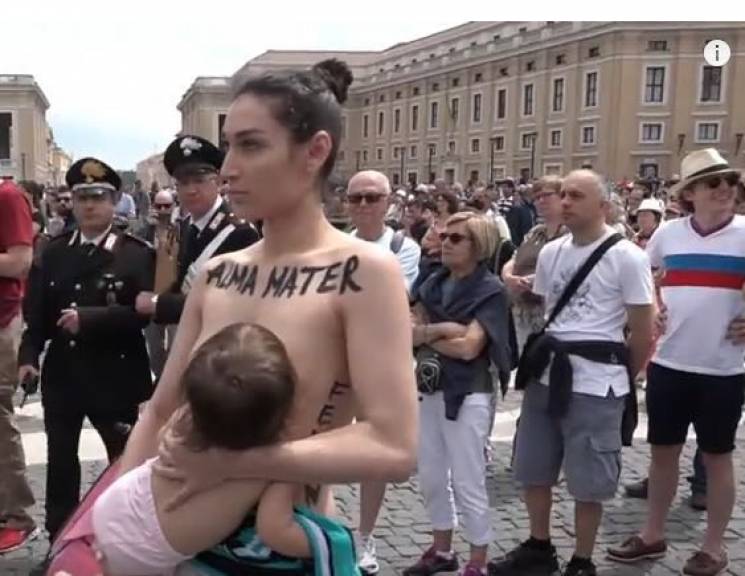 В Ватикане обнаженная активистка Femen в…