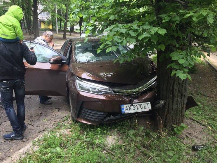В Харькове водитель Toyota влетел в дере…