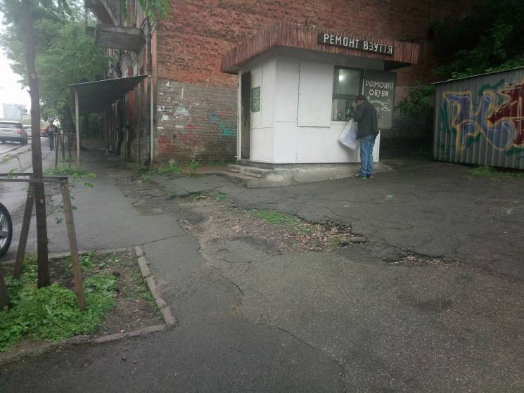 Как киевлян шокируют выбоины на тротуара…