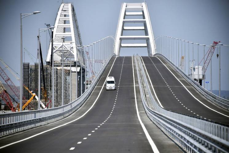 Видео дня: Путин открывает мост в Керчь,…
