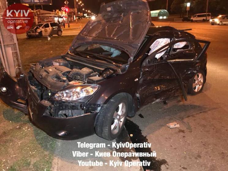 У Києві від удару автівка врізалася у ст…