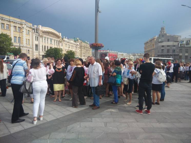 В Харькове сотни человек устроили "Парад…