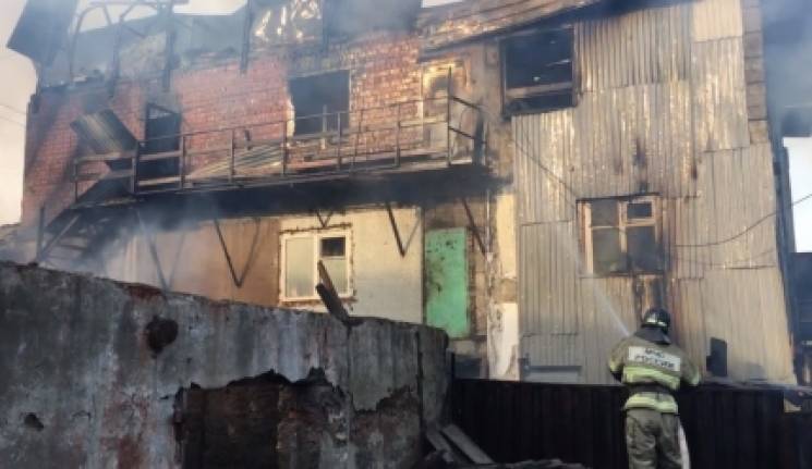 На Росії загорівся нелегальний готель: Є…