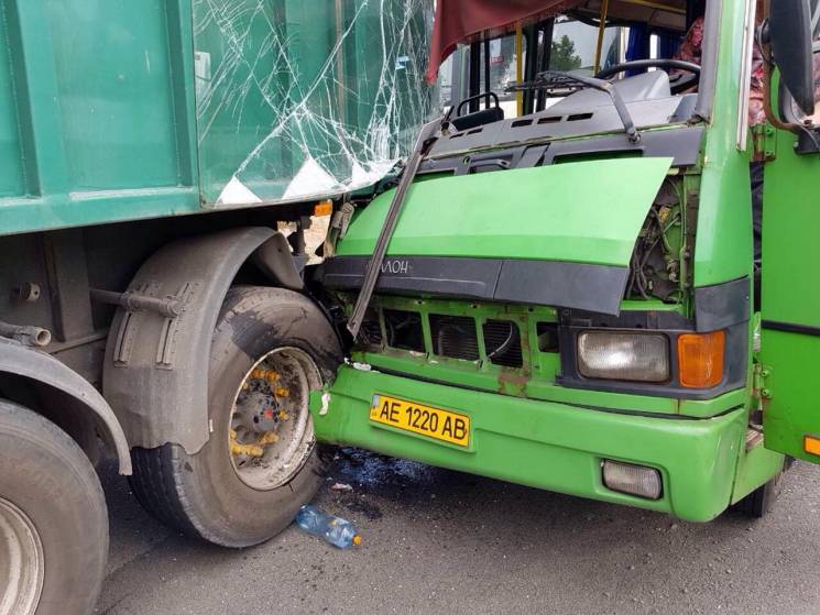 В Каменском в ДТП пострадали 13 пассажир…