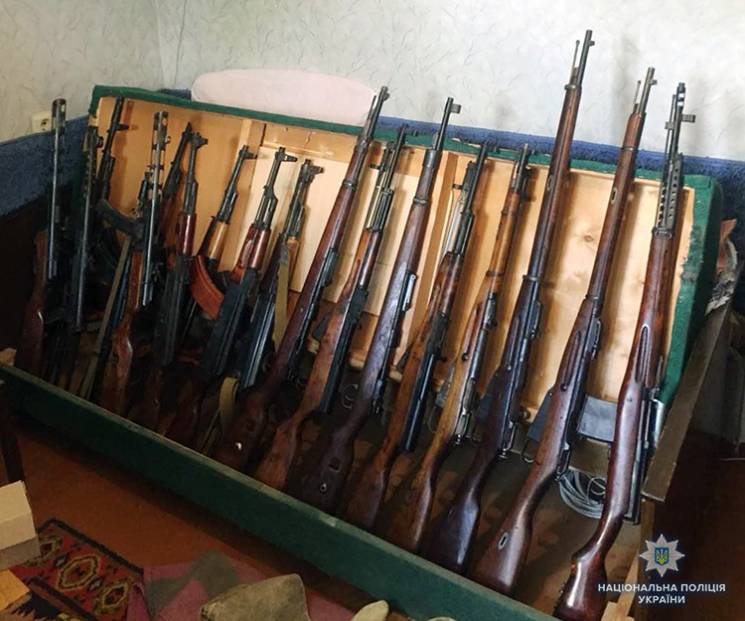 В Запорожье "накрыли" подпольную оружейку с пулеметами и "калашами". Организатора задержали (ФОТО, ВИДЕО)