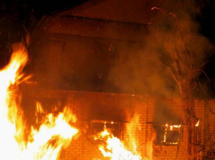 В Бердянске неизвестные подожгли дом зам…