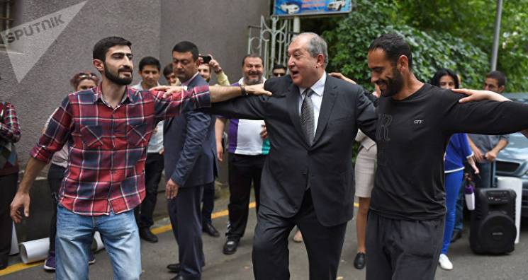 Лідер Вірменії влаштував танці з протест…