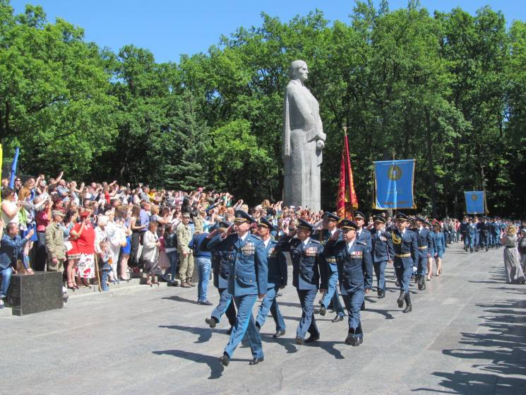 В Харькове выпустили 350 военных летчико…