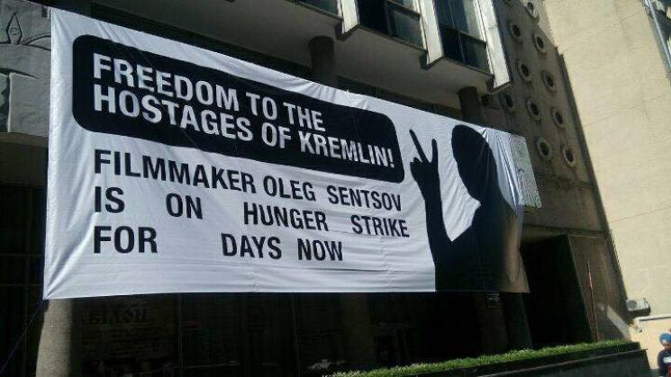 Банер на підтримку Сенцова хочуть зняти…