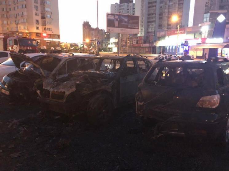 В Киеве ночью сожгли авто помощника Моси…