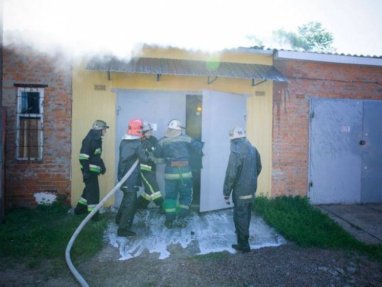 Як рятувальники гасили пожежу на територ…