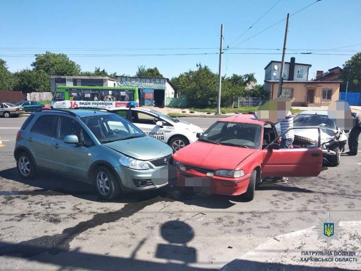 В Харькове водитель Peugeot устроил трой…
