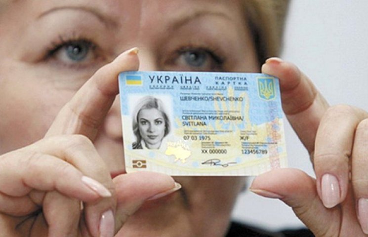 Українцям пообіцяли біометричні закордон…