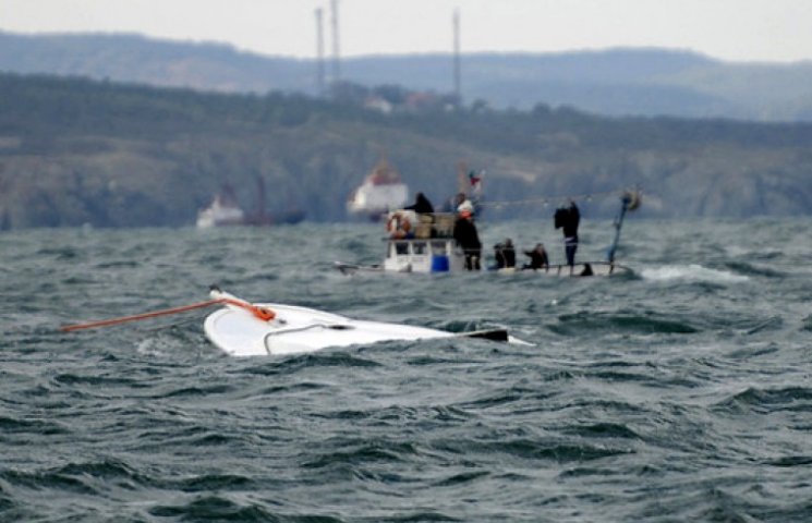 У берегов Турции затонуло судно с десятк…