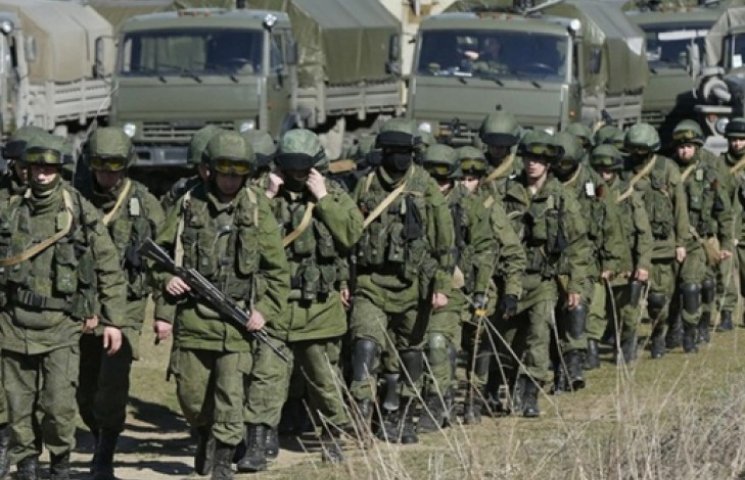 Російські війська з важкою технікою захо…