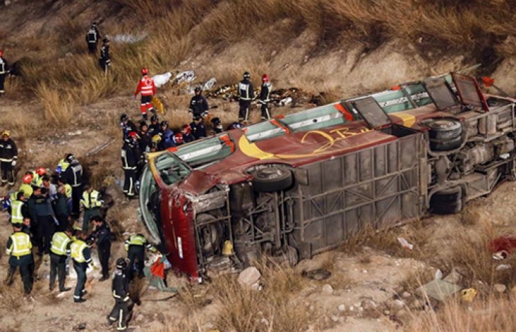 В Испании 14 человек погибло в аварии па…