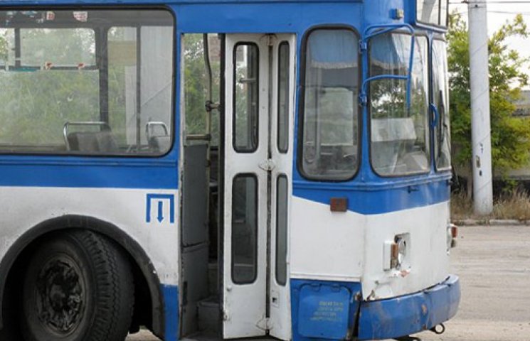 Реалии жизни: в Крыму троллейбус ехал на…