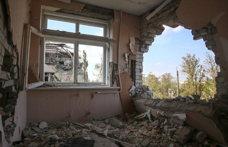 Під обстрілами в Донецьку зруйновано біл…