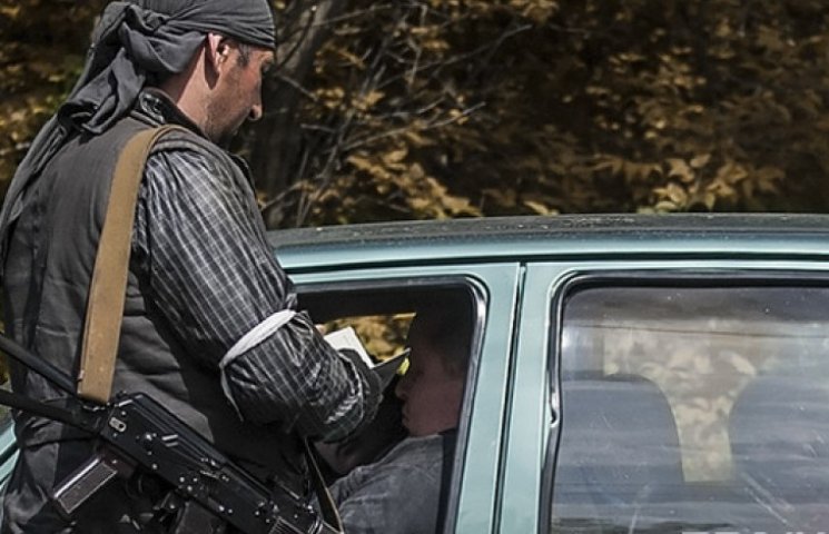На Донбасі п'яний гопник грабує водіїв,…