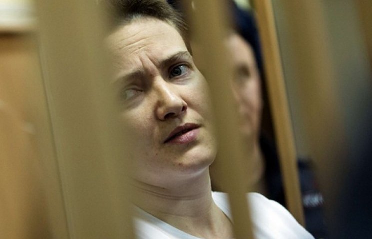 Савченко почали конвоювати до зали суду…