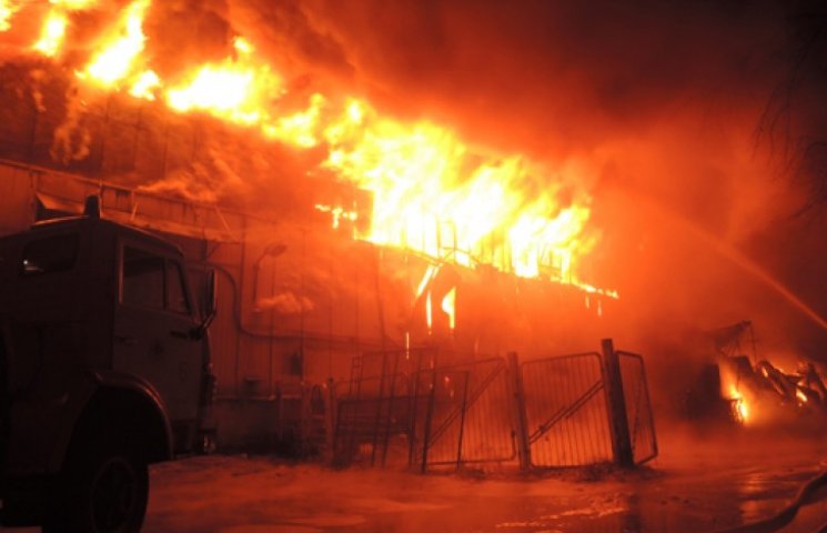 Пожар возле метро «Шулявская» в Киеве ту…