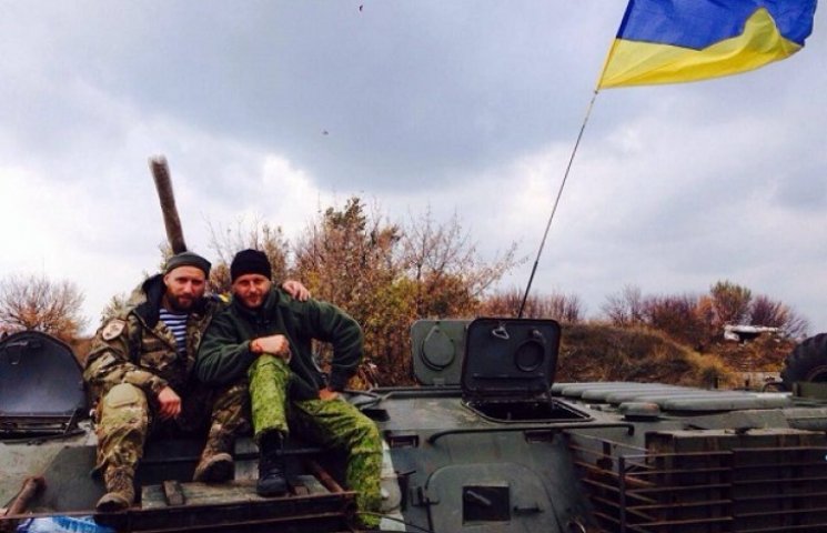 Рэпер Ларсон воюет на Донбассе за Украин…