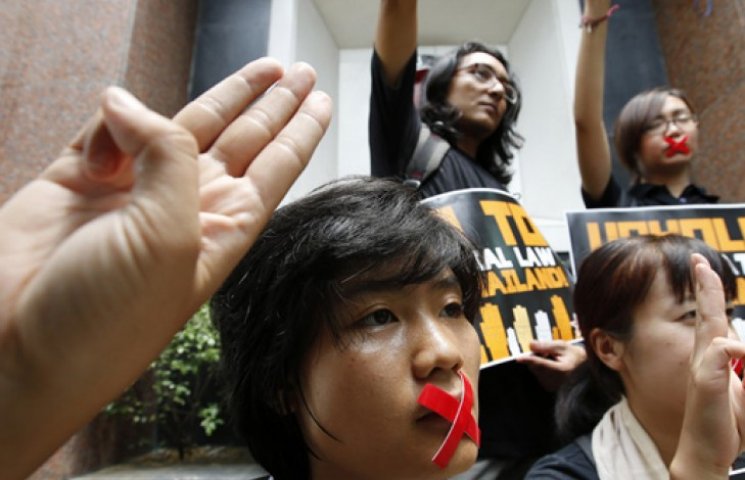 В Таиланде за запрещенные жесты задержан…