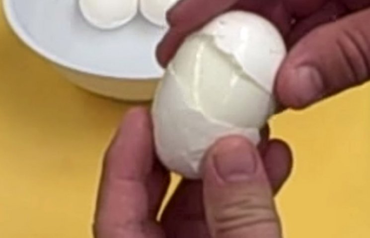Как очистить яйцо за 5 секунд…