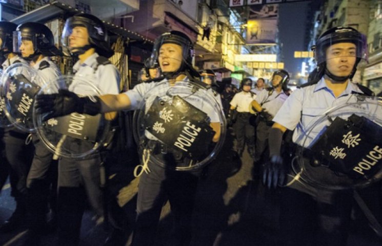 В Гонконге тысячи полицейских разогнали…