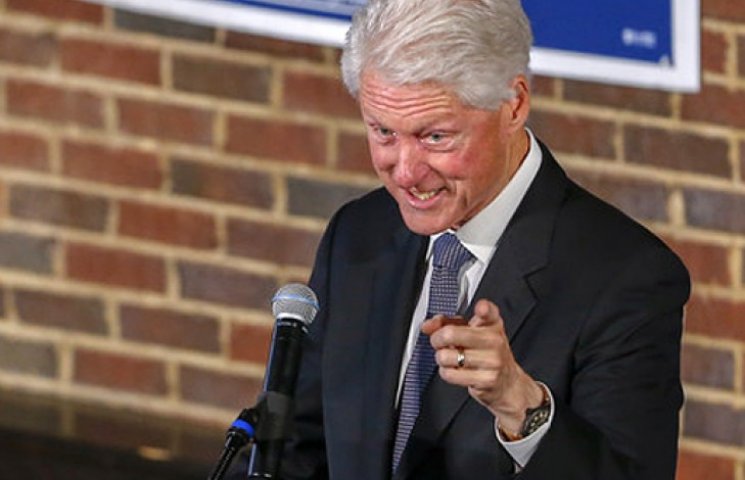 Как Билл Клинтон увлекся декольте брюнет…