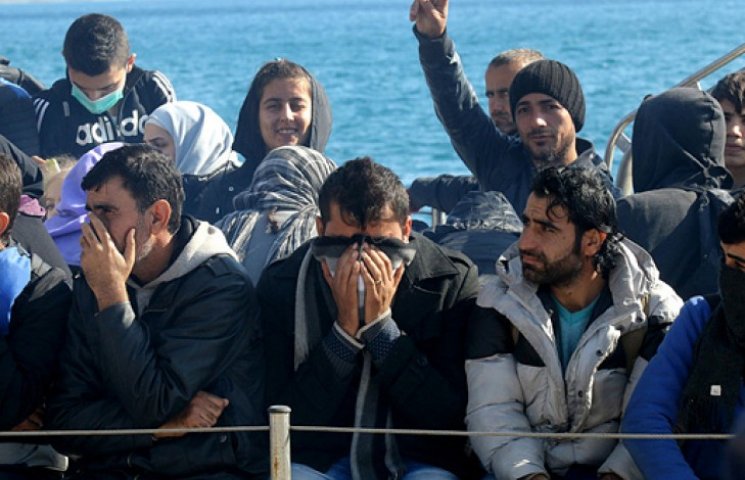 Греция приняла у себя 700 беженцев, заст…