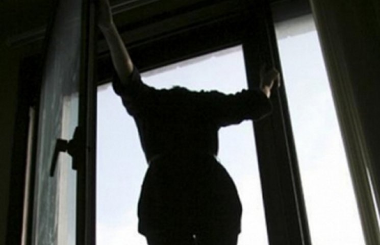 В Харькове женщина выпрыгнула из окна 9…