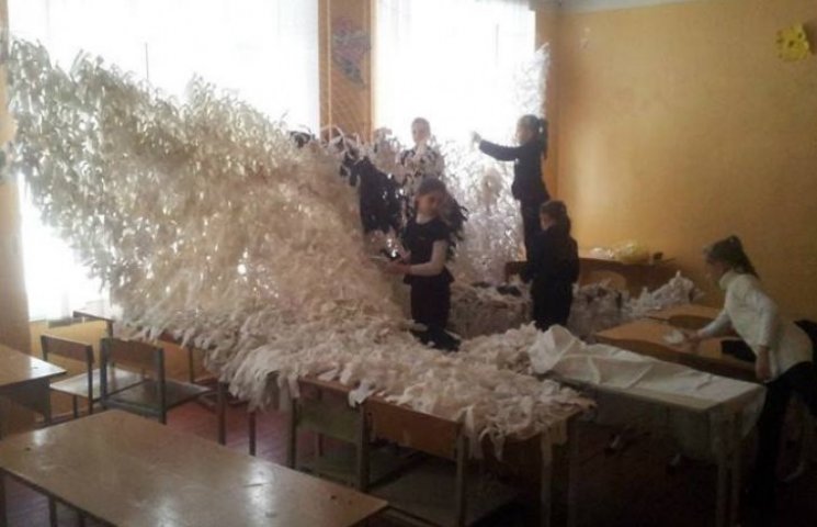 Киевские школьницы плетут для украинских…