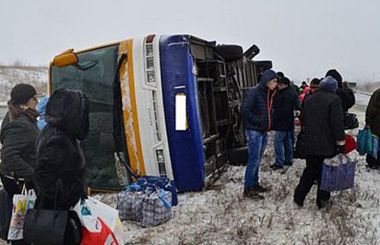 На Харківщині перекинувся автобус, постр…