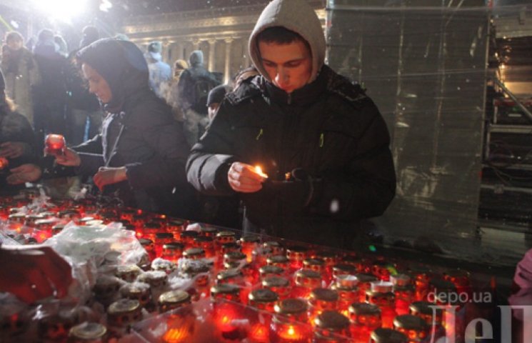Ночью на Майдане снова собрались тысячи…