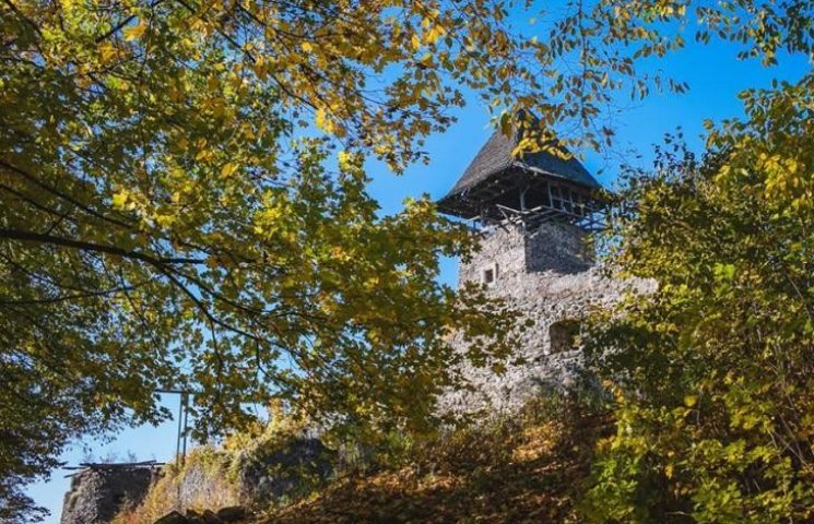 Известна башня Невицкого замка на Закарп…