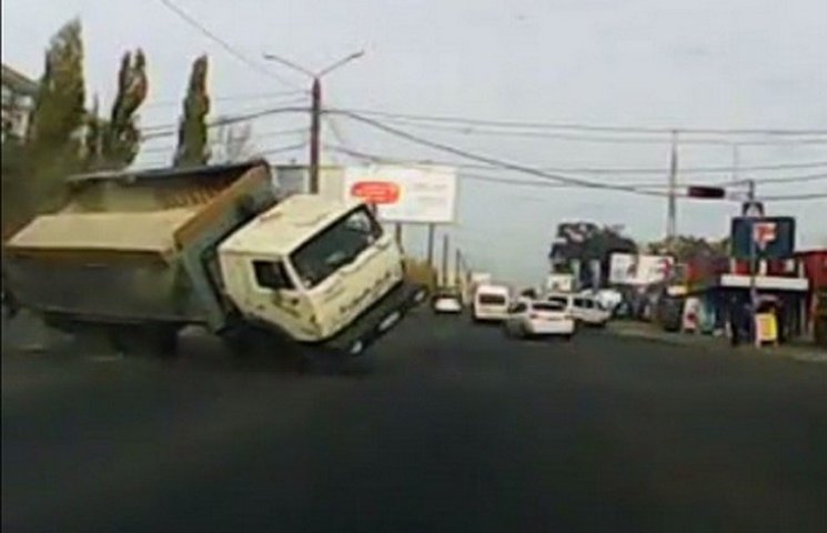 В Одесі перевернулася вантажівка з бетон…
