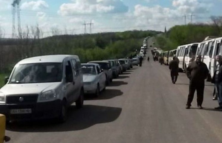 Черги на блокпосту "ДНР": люди вимушені…