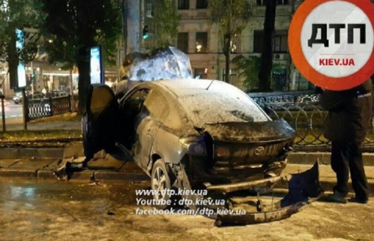 У центрі Києва Mazda врізалася в Volkswa…