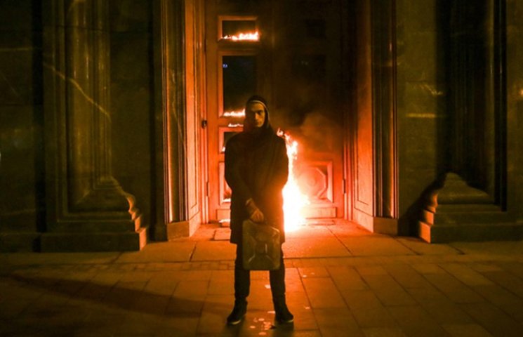 Відео дня: Пожежа у ФСБ, а бійці АТО вча…